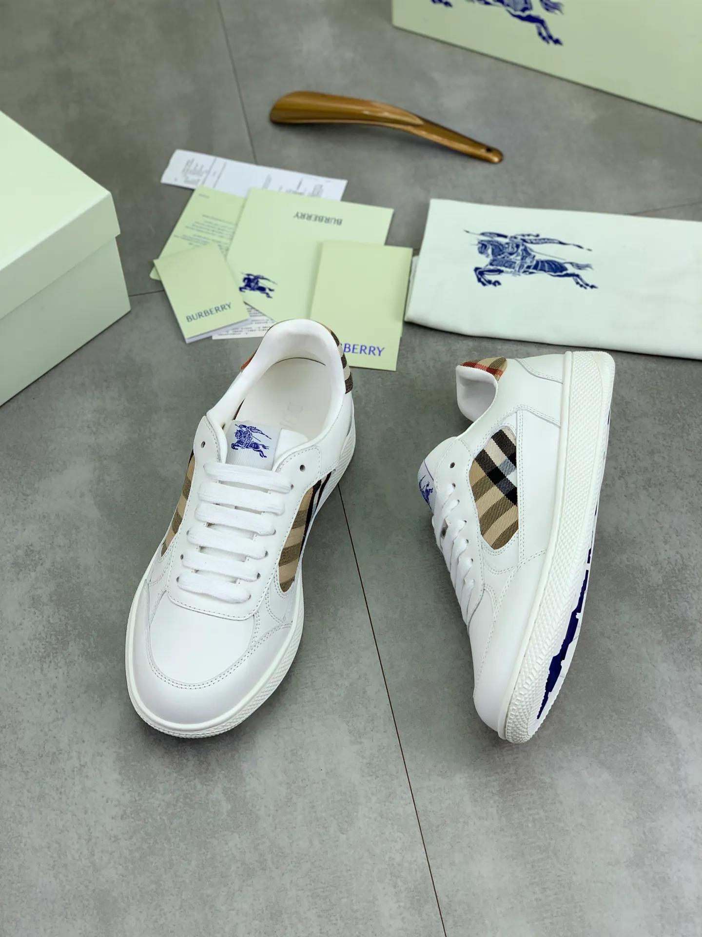 Factory price P640 [BURBERRY] Burberry - High-end quality original order (couples 🧑‍🤝‍🧑 style) - Upper: imported 🔝 original material - Lining: cowhide lining, feet; water-dyed cowhide - Outsole: ultra-light TPR rubber; two-color molded outsole - Super high quality control, fine workmanship: highlighted (high-end, extravagance, grade) -Size: 35-46 (male 38 46 Female 35 40 can be customized)·Color: Multiple colors available